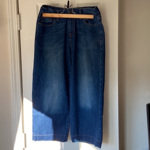 Old Navy Capri Jeans - 6 Regular - Picture 2 of 3